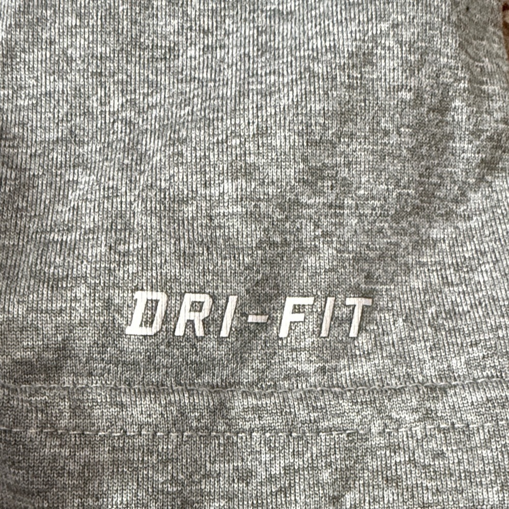 Nike Kids Gray T-Shirt with Blue Knicks Logo - Picture 3 of 3